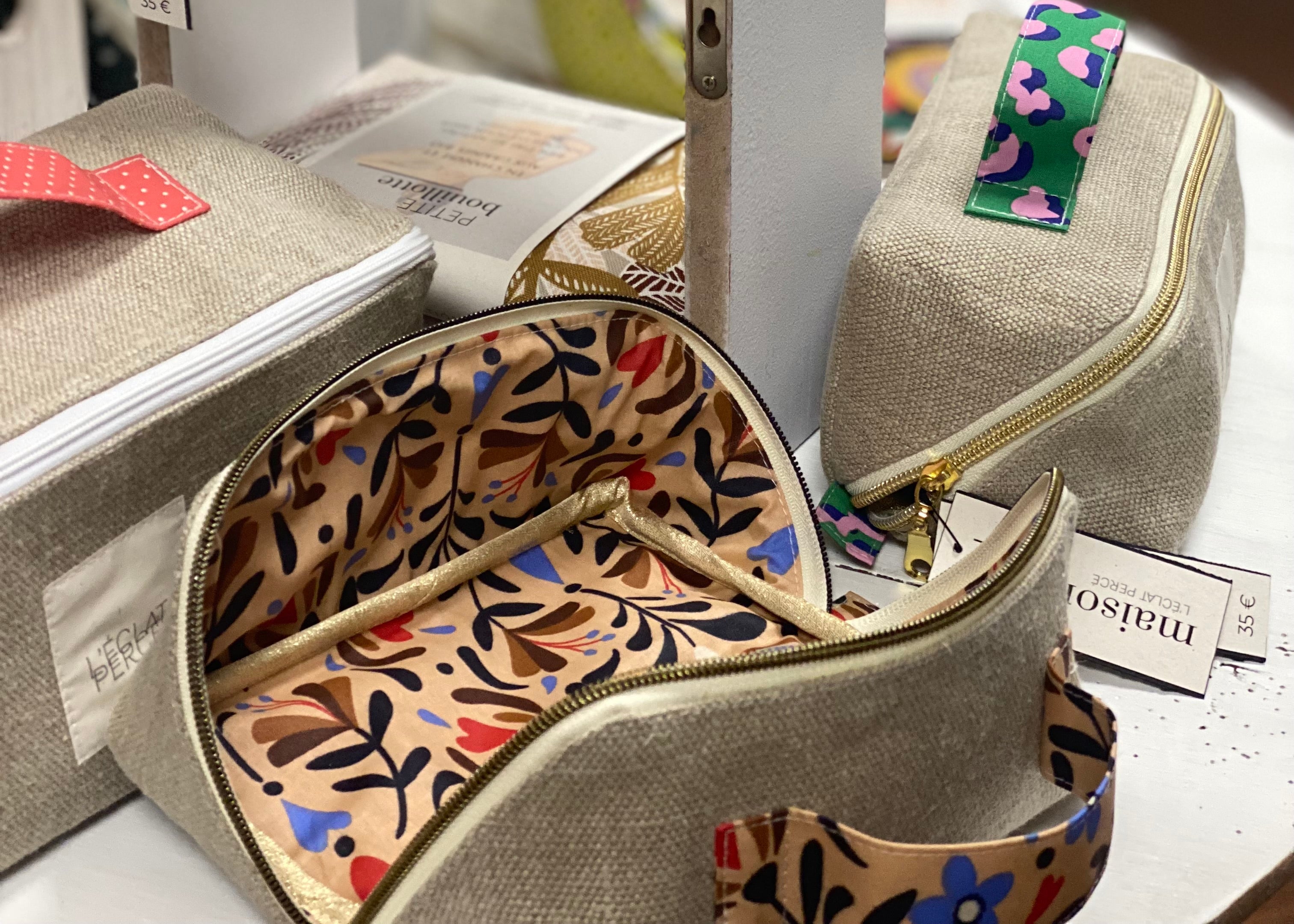 trousse en chanvre et coton enduit, pratique avec une ouverture à plat et lavable en un coup d'éponge